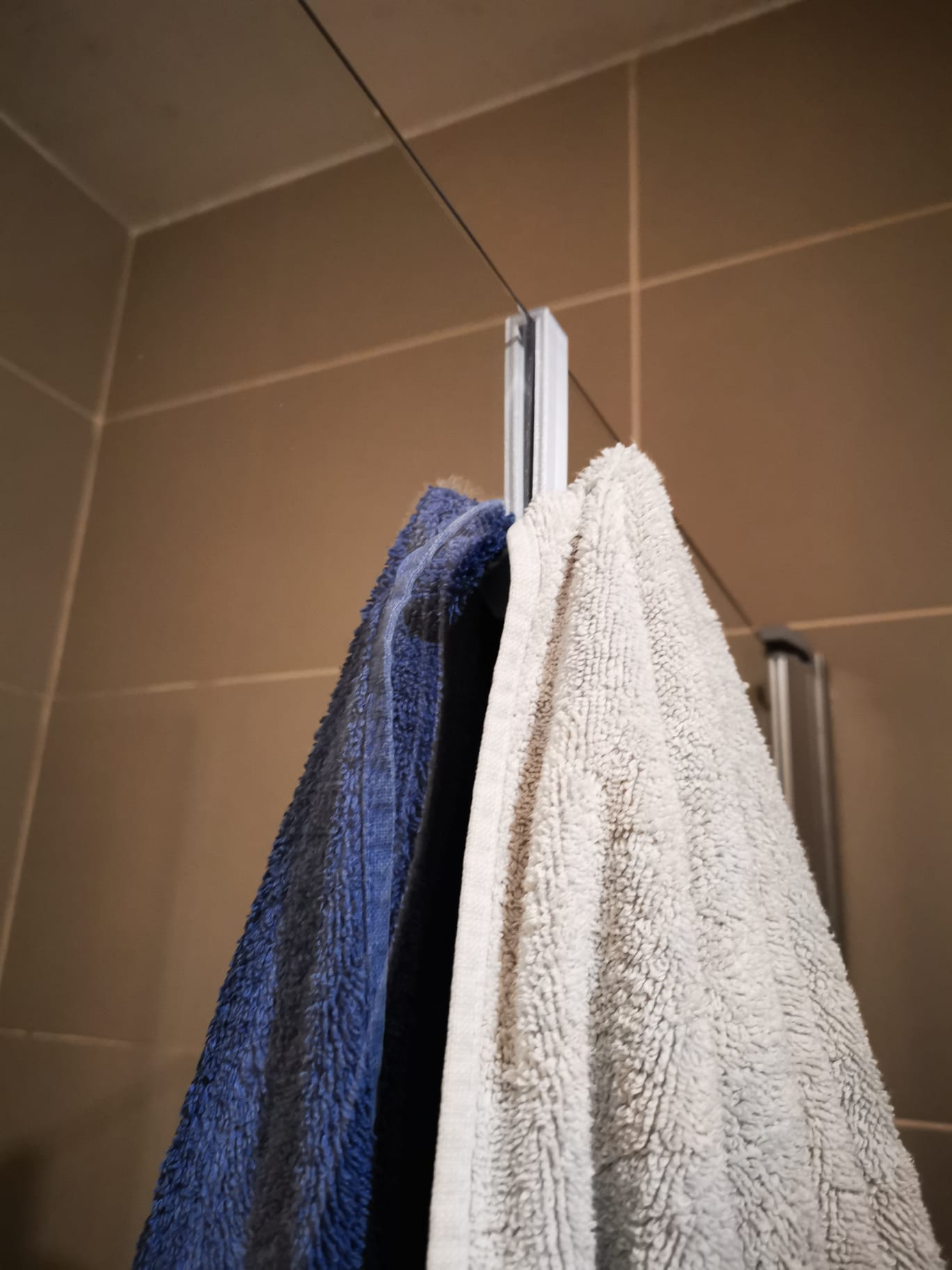 Gancho dupla-face para toalhas